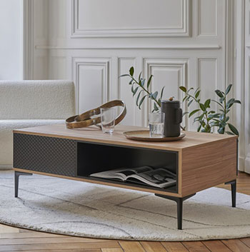 L’histoire de la table basse : évolution d’un meuble indispensable à travers les âges