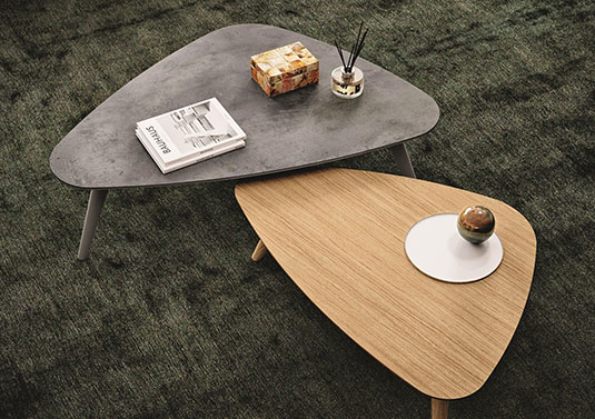 L’histoire de la table basse : évolution d’un meuble indispensable à travers les âges